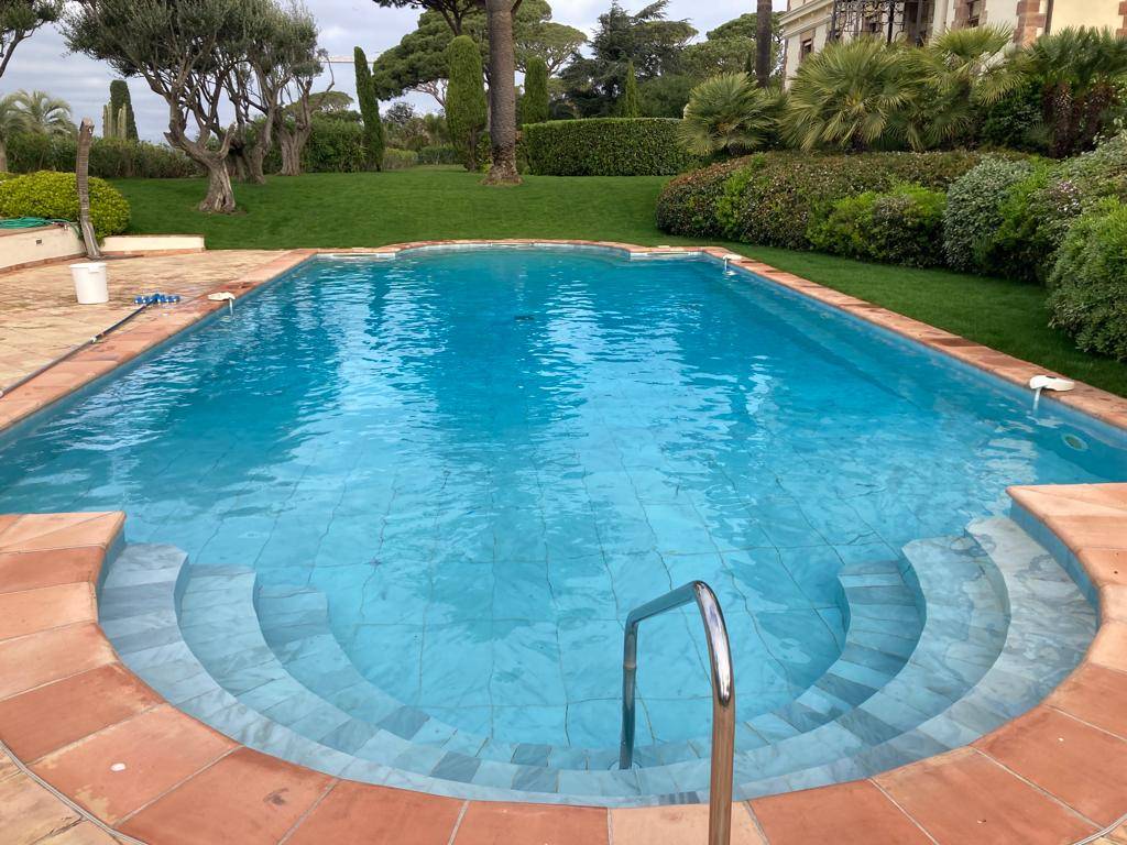 Faire nettoyer sa piscine par un professionnel à St tropez