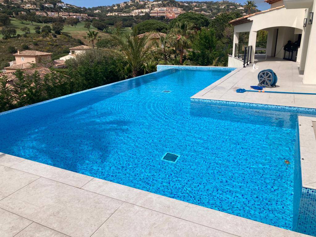 Pisciniste pour construction piscine en beton a debordement à St tropez