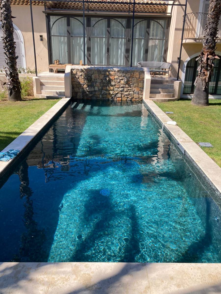Faire nettoyer sa piscine par un professionnel à St tropez