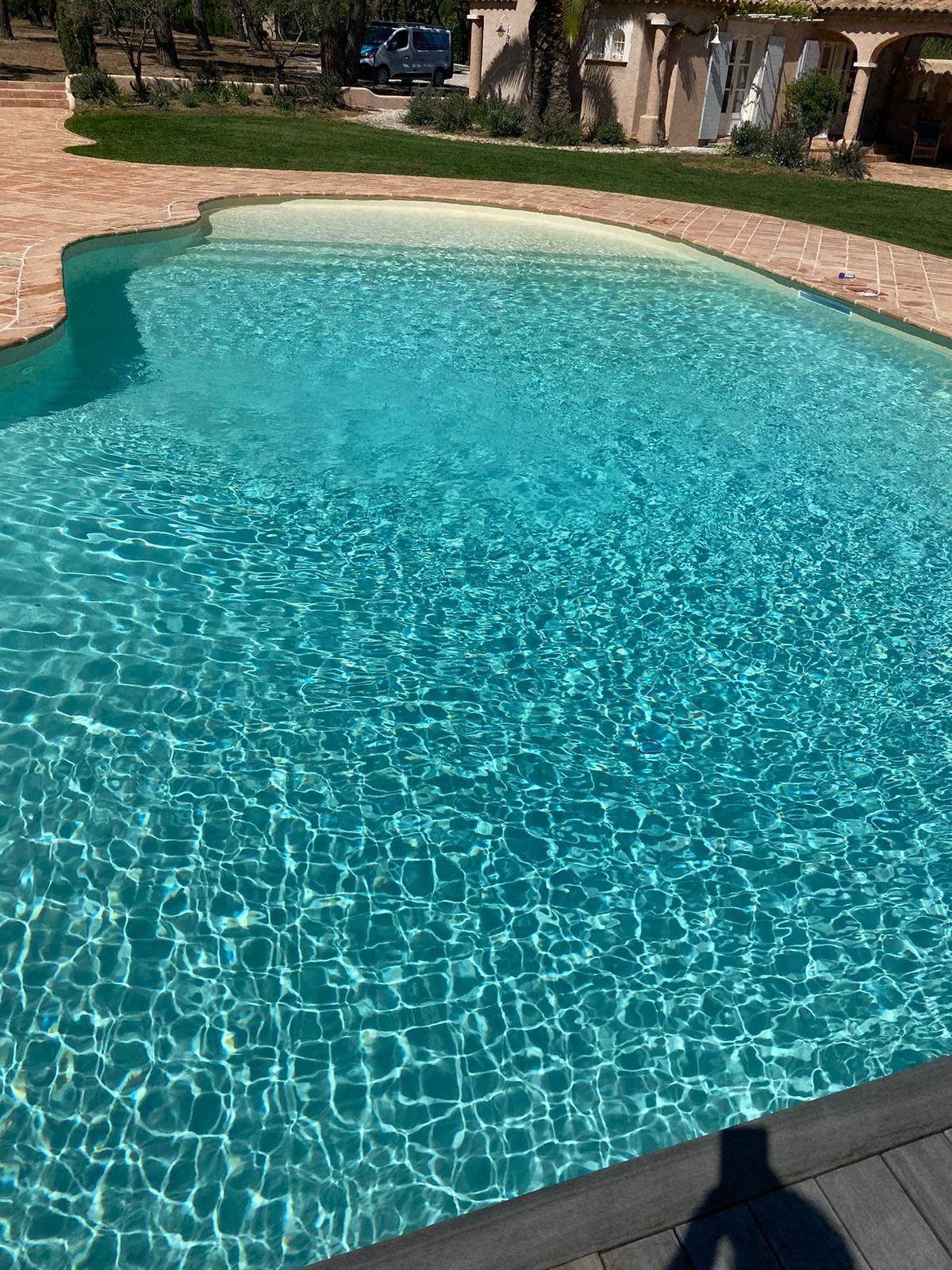 Nettoyage de piscine dans une villa à grimaud dans le Var