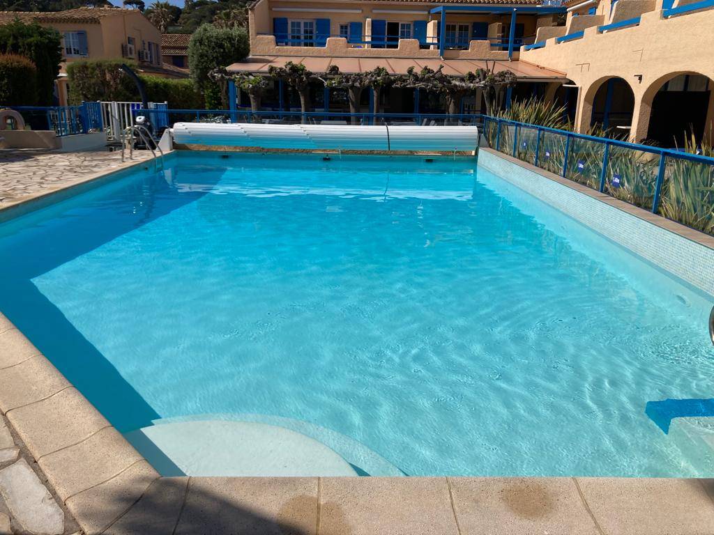 nettoyage de piscine dans une copropriété à Ramatuelle dans le golfe de St tropez