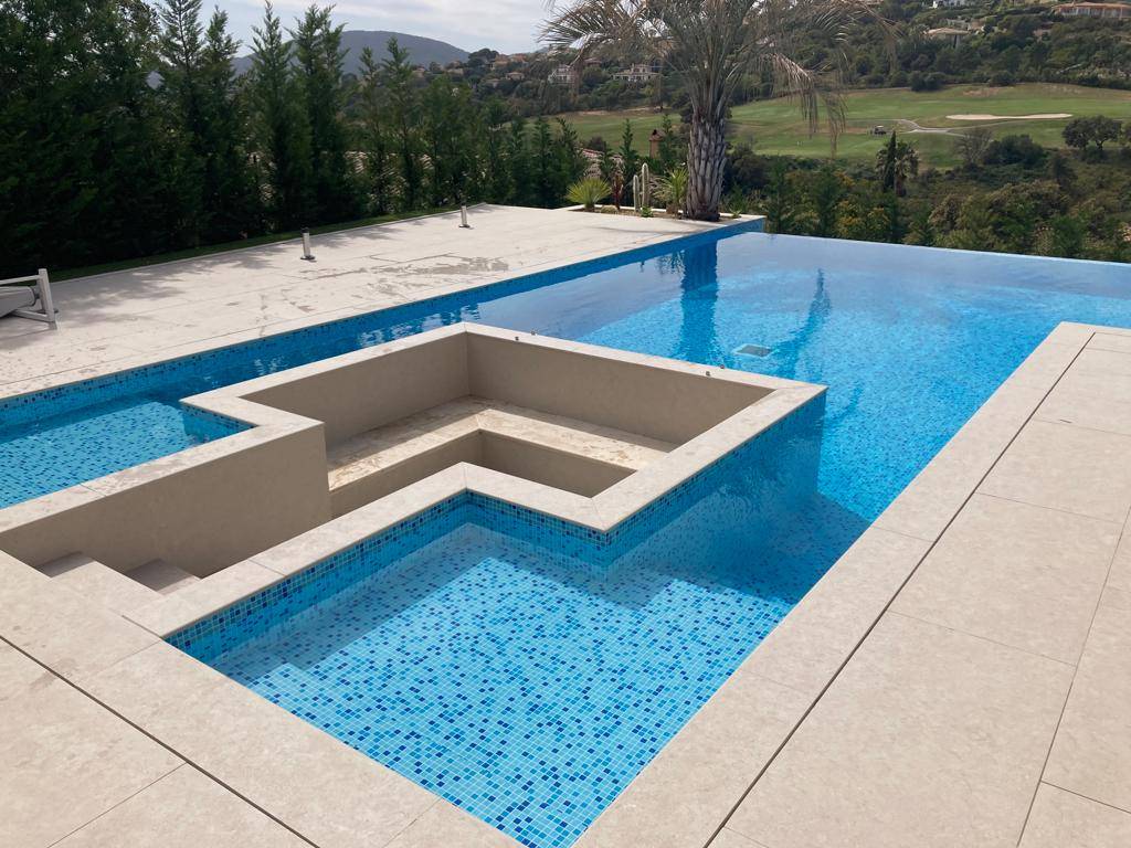 Pisciniste pour construction piscine en beton a debordement à St tropez