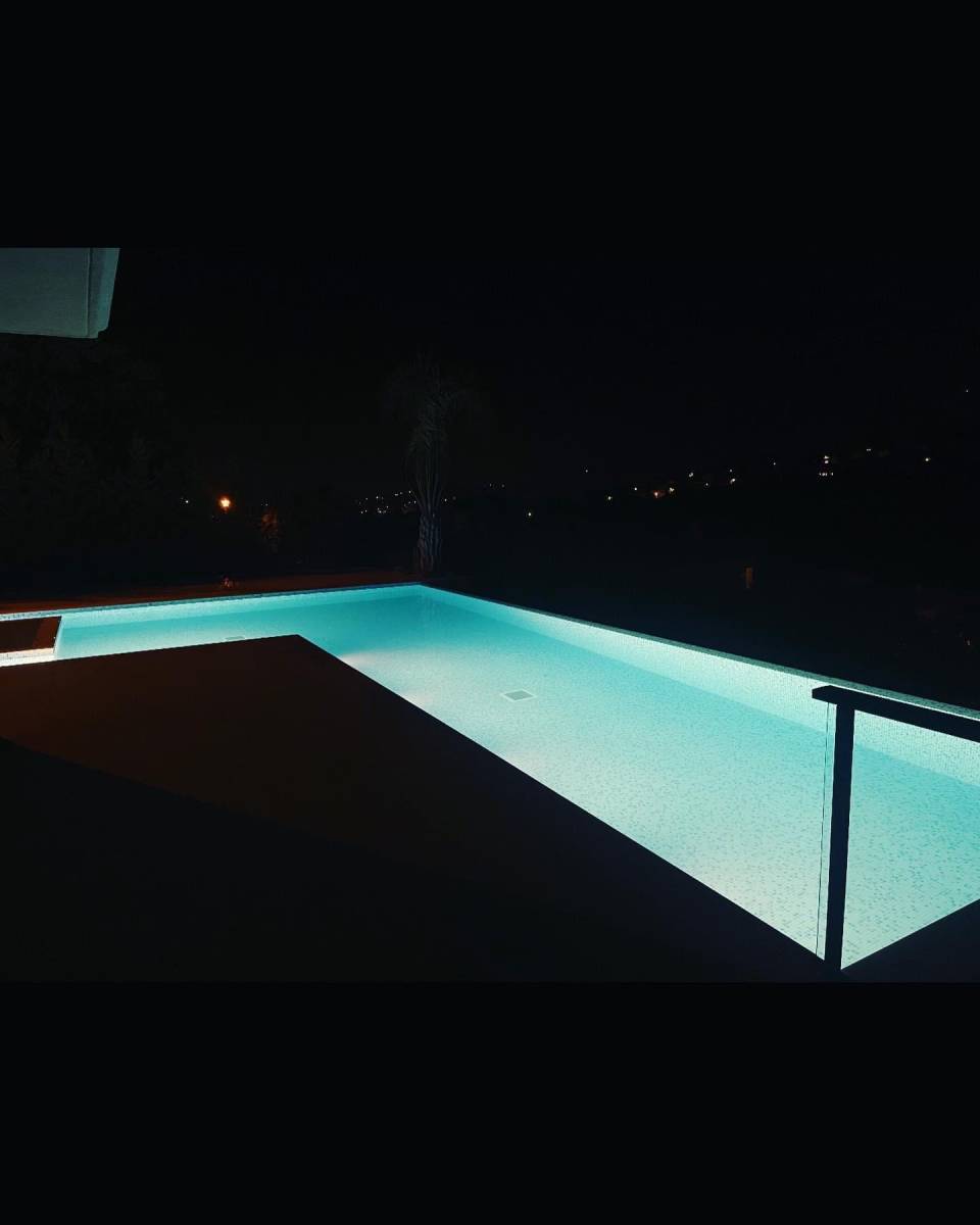 Pisciniste pour construction piscine en beton a debordement à St tropez