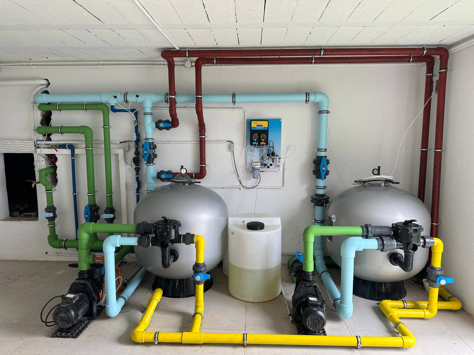 Local technique pour piscine Création d'une double filtration pour piscine à débordement Ste maxime près de St Tropez