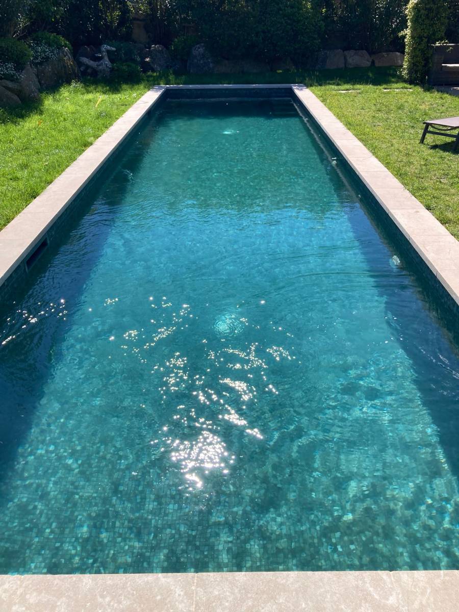 Nettoyage de piscine dans une villa à grimaud dans le Var