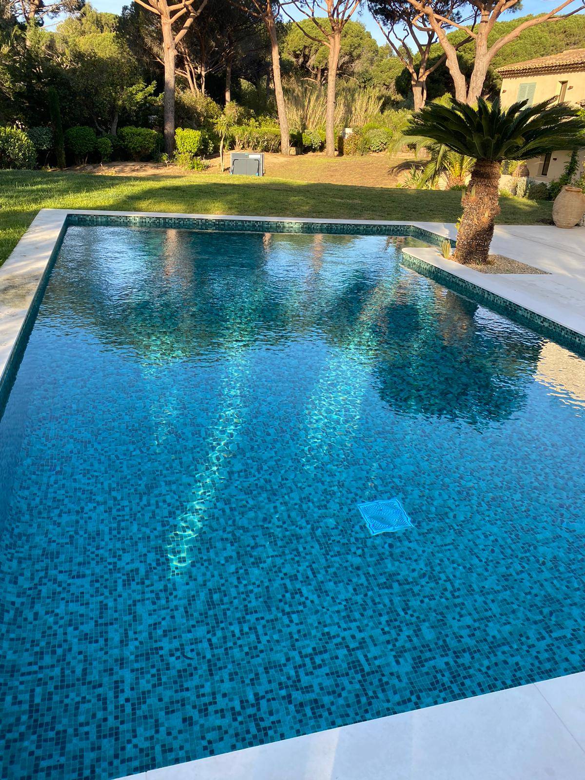 Faire nettoyer sa piscine par un professionnel à St tropez