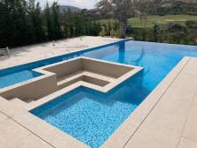 Pisciniste pour construction piscine en beton a debordement à St tropez