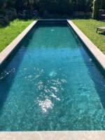Nettoyage de piscine dans une villa à grimaud dans le Var
